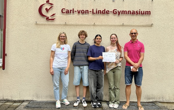 Klasse 8b vom Carl-von-Linde-Gymnasium spendet 250 Euro